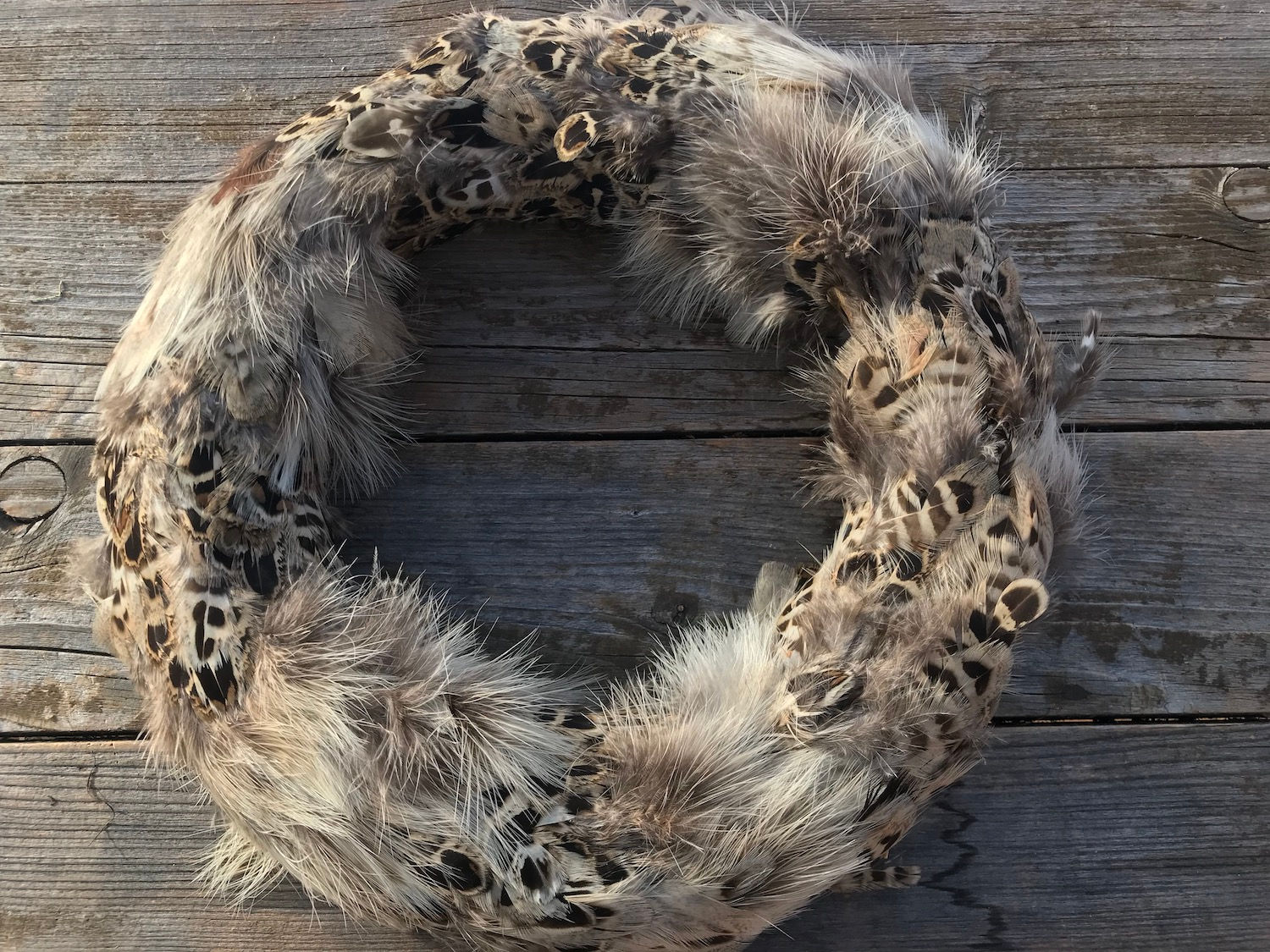 celkový pohled na věnec z bažantích peříček