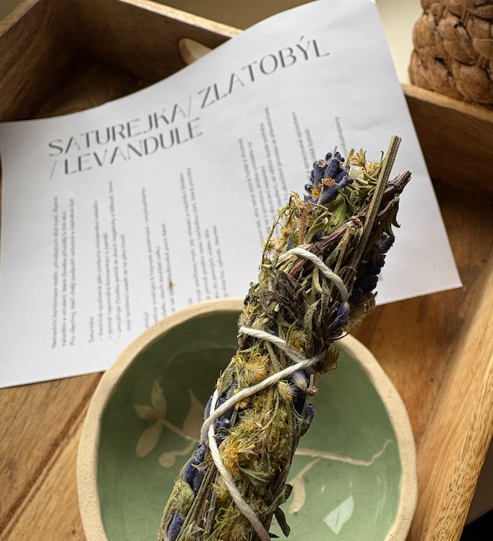 vykuřovadlo svazek saturejka, zlatobýl, levandule