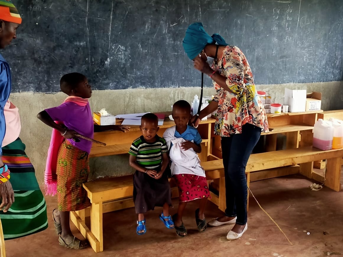 Loisaba’s Clinical Health Officer, Kaltuma, treating patients at KMC.