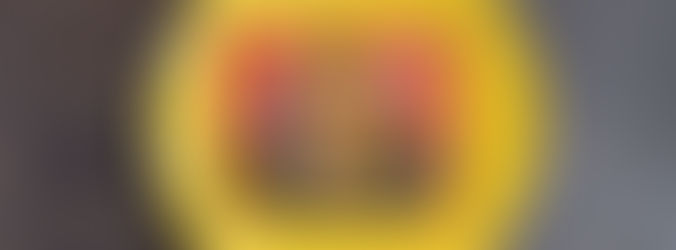 uma imagem de um prato com um número 45 dentro, sobreposta a uma imagem de uma mulher de óculos no jardim florido olhando para baixo