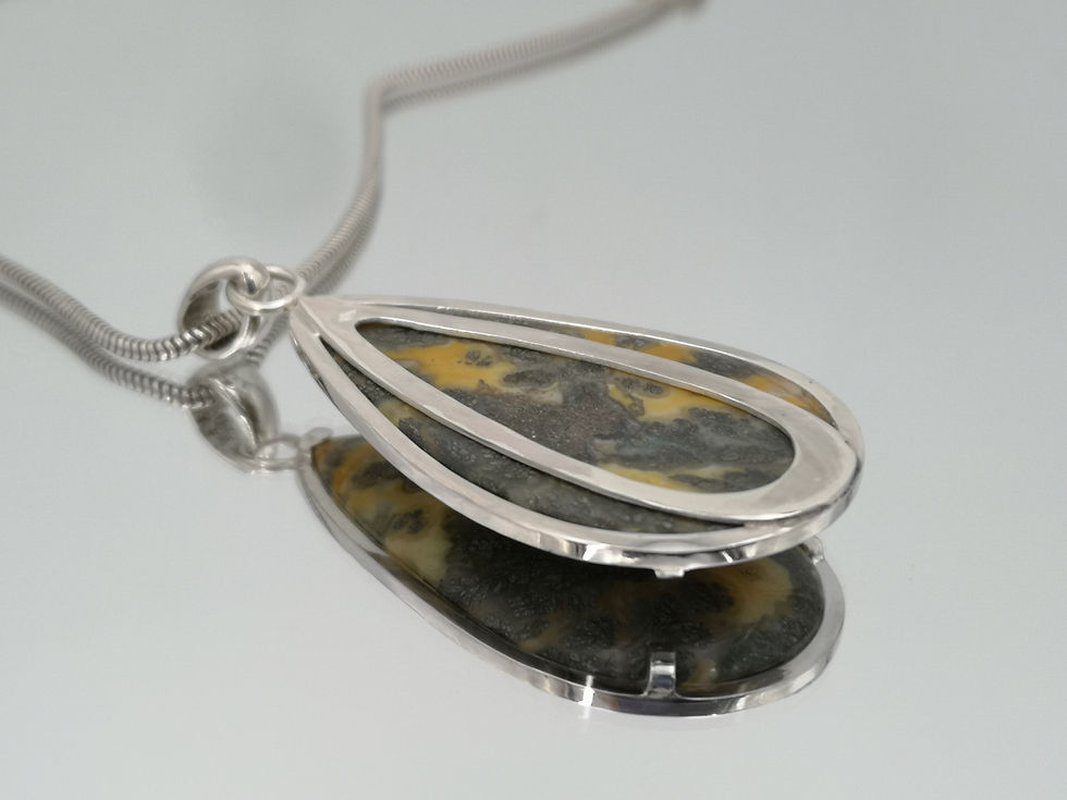 Miniature : Pendentif avec une calcédoine marcassite (ref : C170321)
