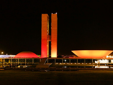 Senado se ilumina de laranja em apoio a campanha de prevenção ao melanoma