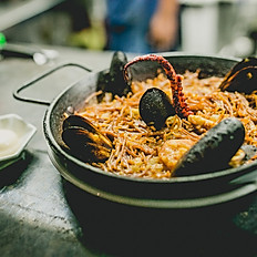 Fideuá de mariscos con pulpo, calamar, mejillones y camarones