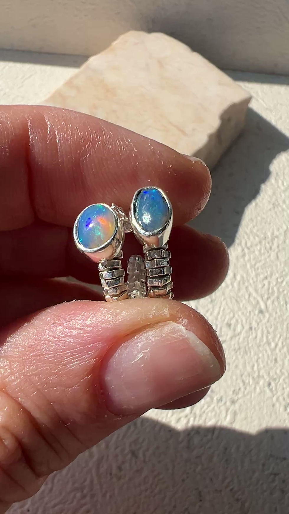 Miniatur: Huggie-Ohrringe mit strukturiertem äthiopischem Opal – Sterlingsilber