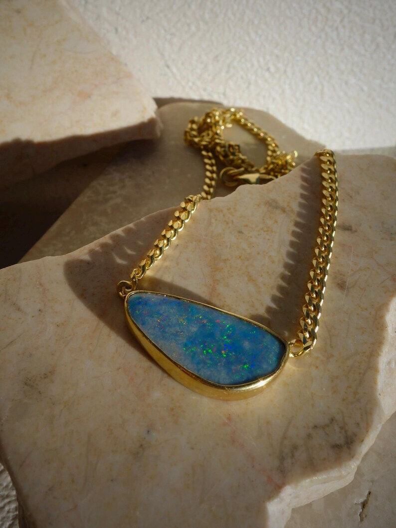 Miniatur: Handgefertigte Statement-Halskette aus Opal mit dicker, vergoldeter Kette