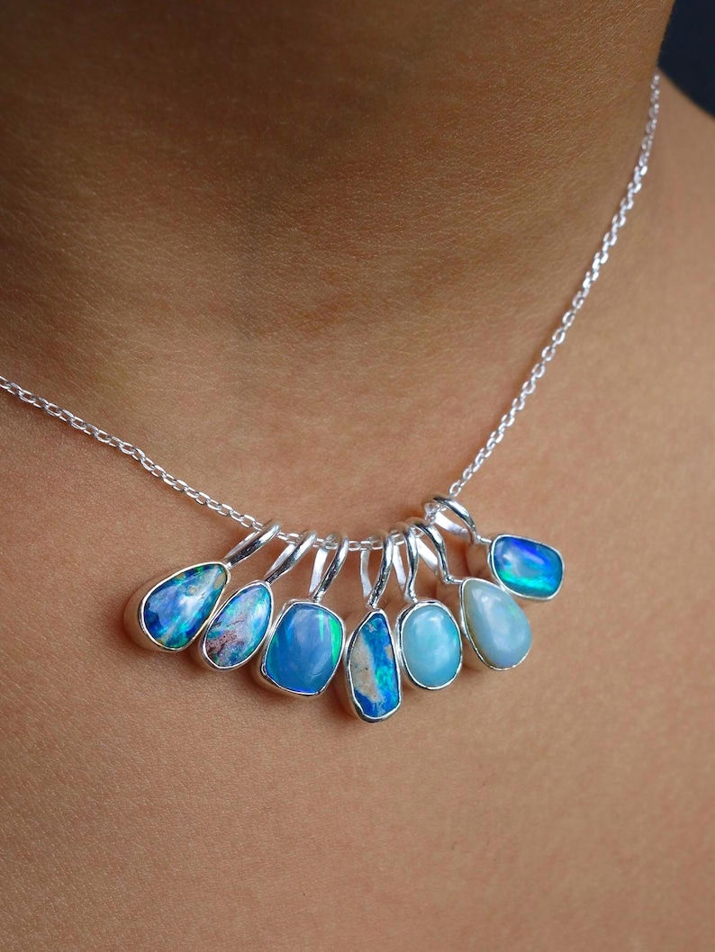 Anhänger aus Queensland-Boulderopal in Sterlingsilberfassungen an einer Kette