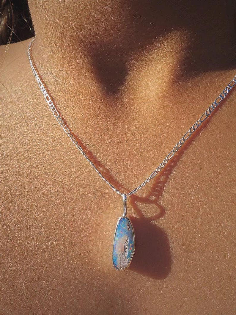 Australischer Opal-Anhänger aus Sterlingsilber, getragen an einer silbernen Figaro-Kette