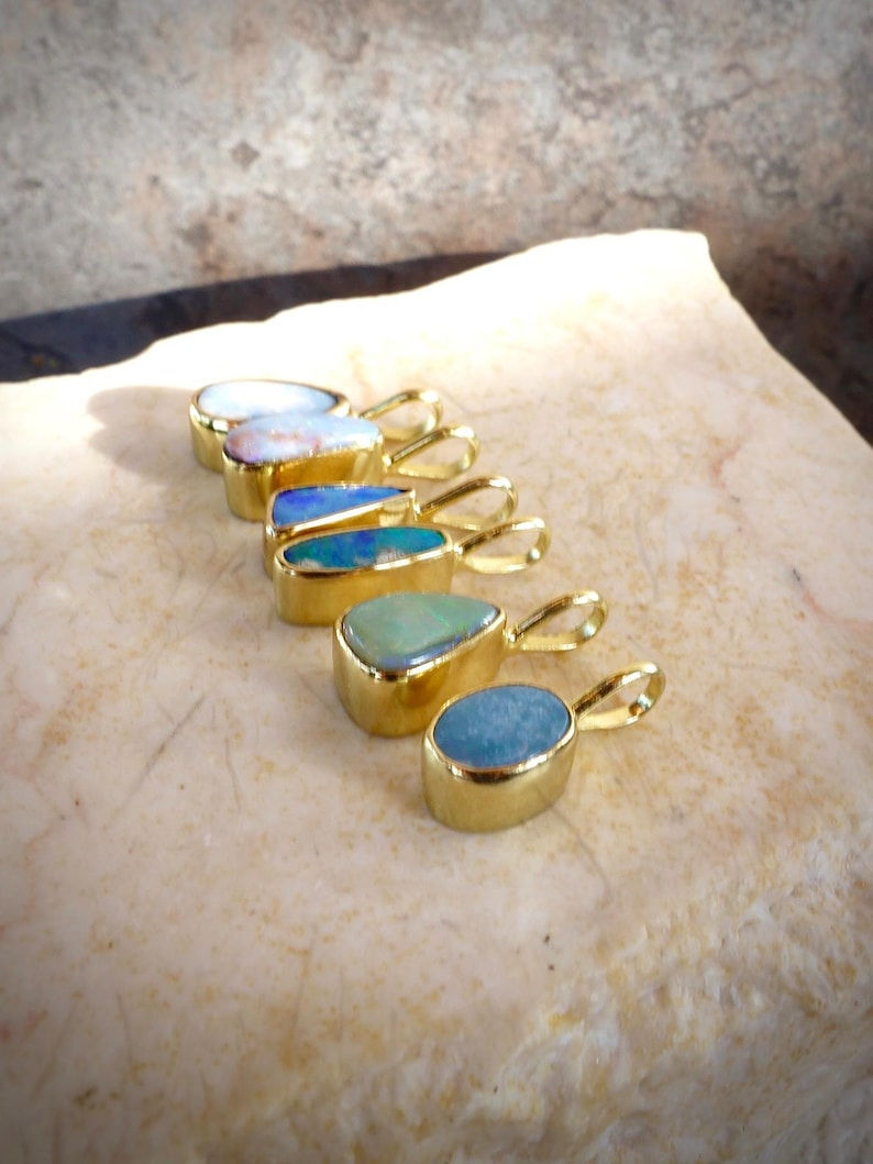 Miniatur: Queensland Boulder Opal Anhänger 10×5 mm, 18 Karat Gold Filled, Steinauswahl, Ansicht 12