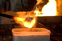 Feuerschweißen Schmieden Damaststahl Damaszenerstahl Damast Damastmesser Messer Rohmaterial glühendheiß Borax Schmiedefeuer Handwerk Handarbeit Tradition Flammen Jagdmesser Esse Kochmesser Schmied Schmiede