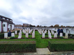 עליה לקברו של אוסקר בלוך, מפדויי השבי הקבור החלקה הצבאית בבית העלמין היהודי באיסטהם