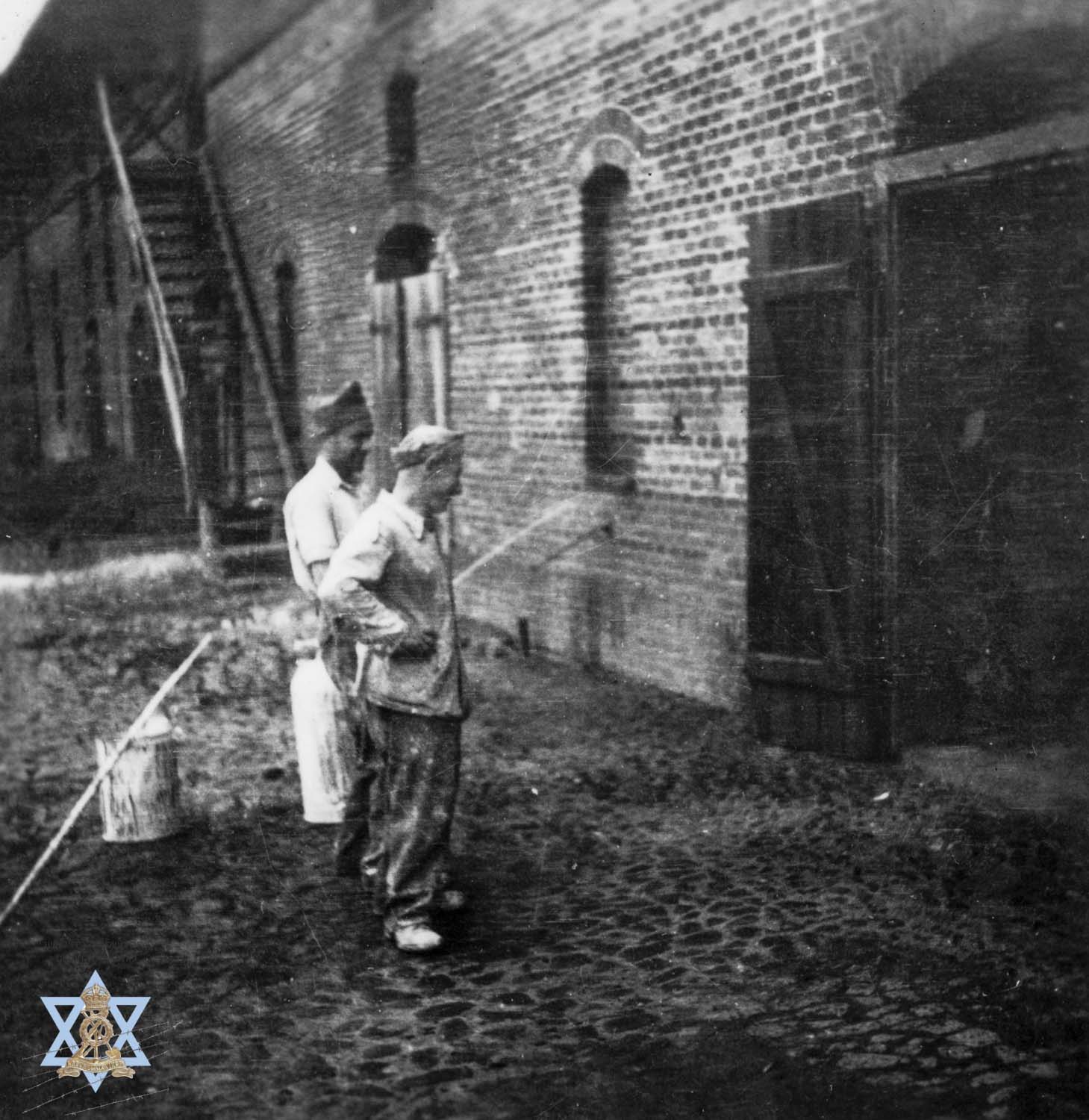 צובעים קיר בחוה חקלאית