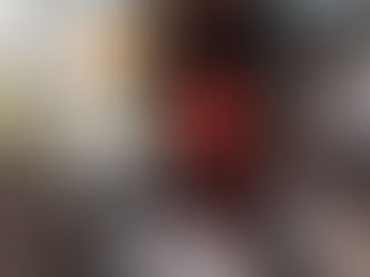 Karima prend soin des plantes de son unité