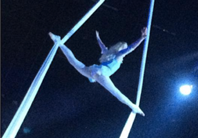 Alice in Wonderland Splits Balance on Silks