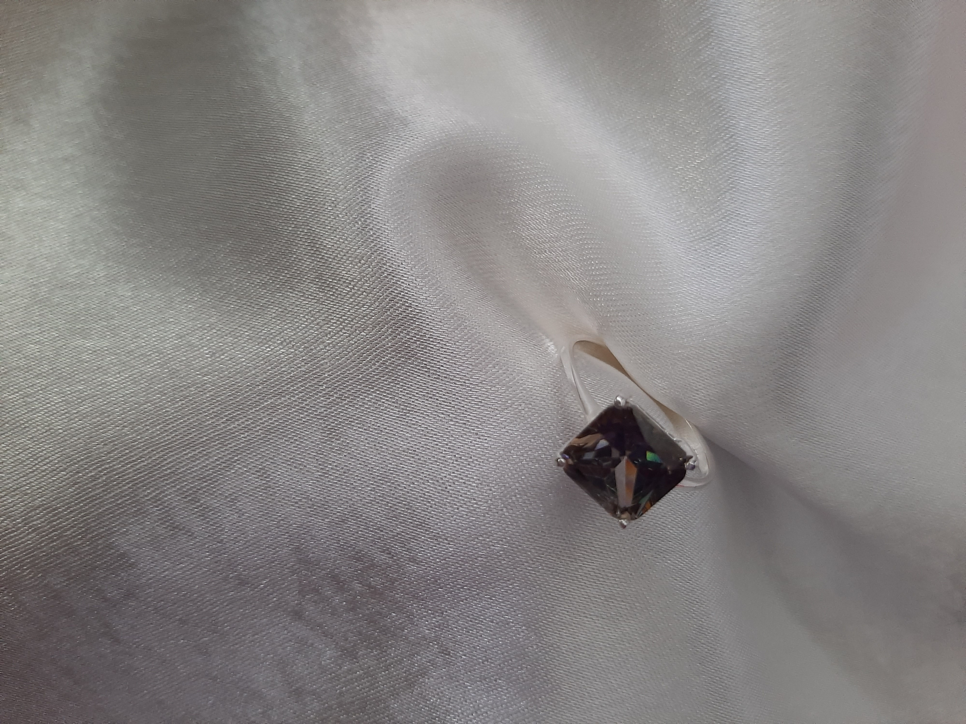 Lindo anillo de piedra única 