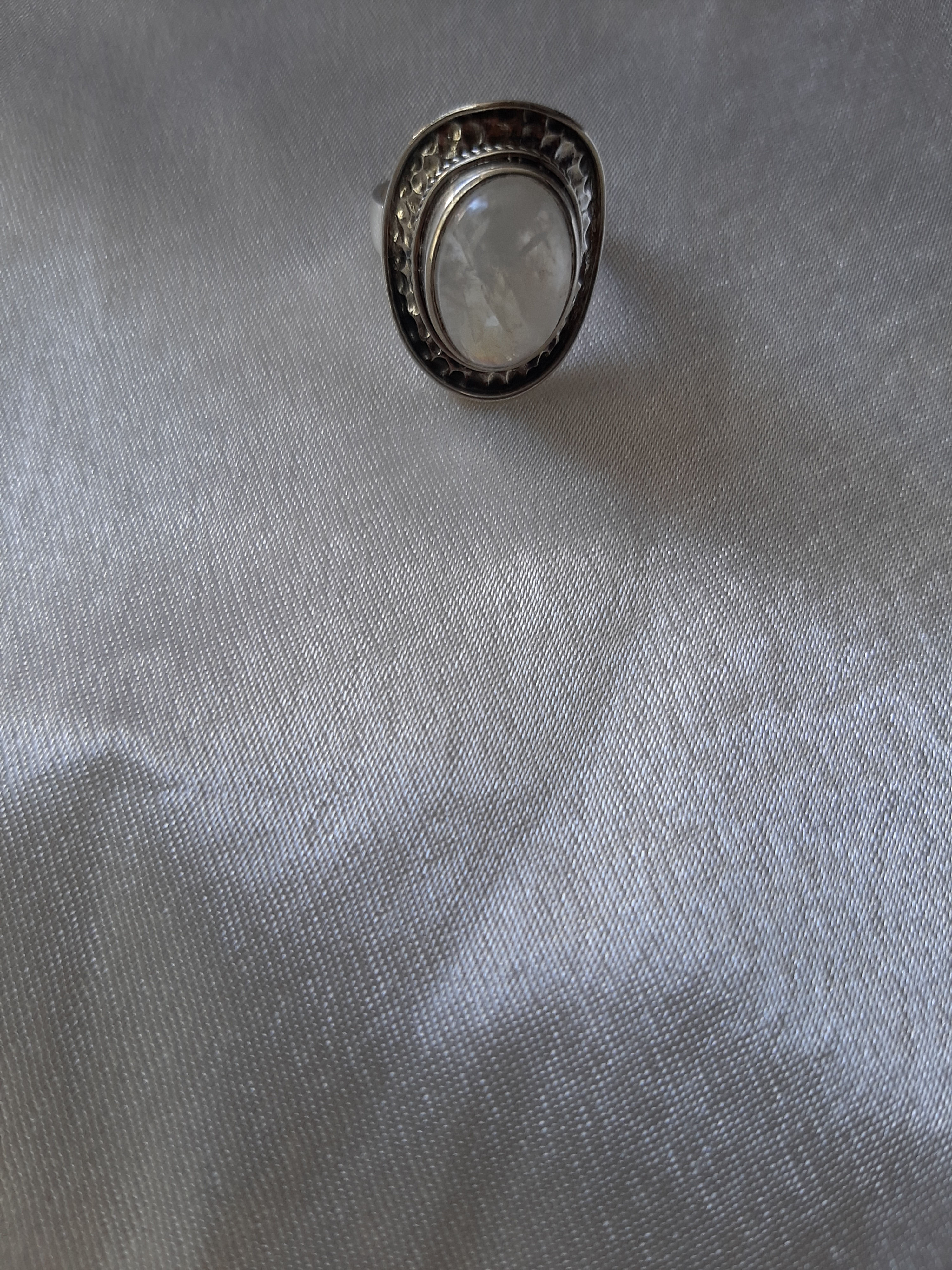 Hermoso anillo blanco 