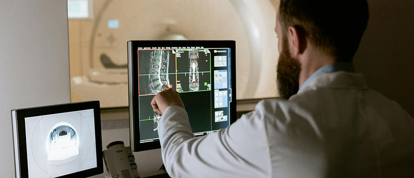 תמונה להמחשה רופא מביט על צילום רנטגן