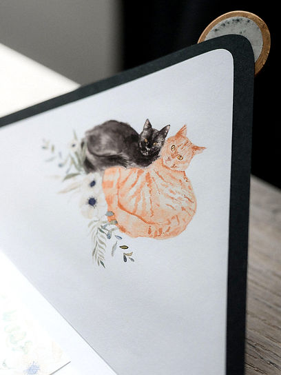 Sobre de invitación de boda con gatos ilustrados en acuarela