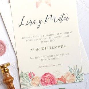 Invitaciones de boda con ilustraciones de flores en acuarela