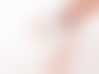 Ein Welpe bekommt Biologische Nahrungsergänzungsmittel für Hunde