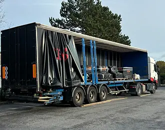 Le tautliner trak trans ouvert latéralement grâce à ses bâches amovibles, facilitant ainsi le déchargement de la marchandise par le côté.