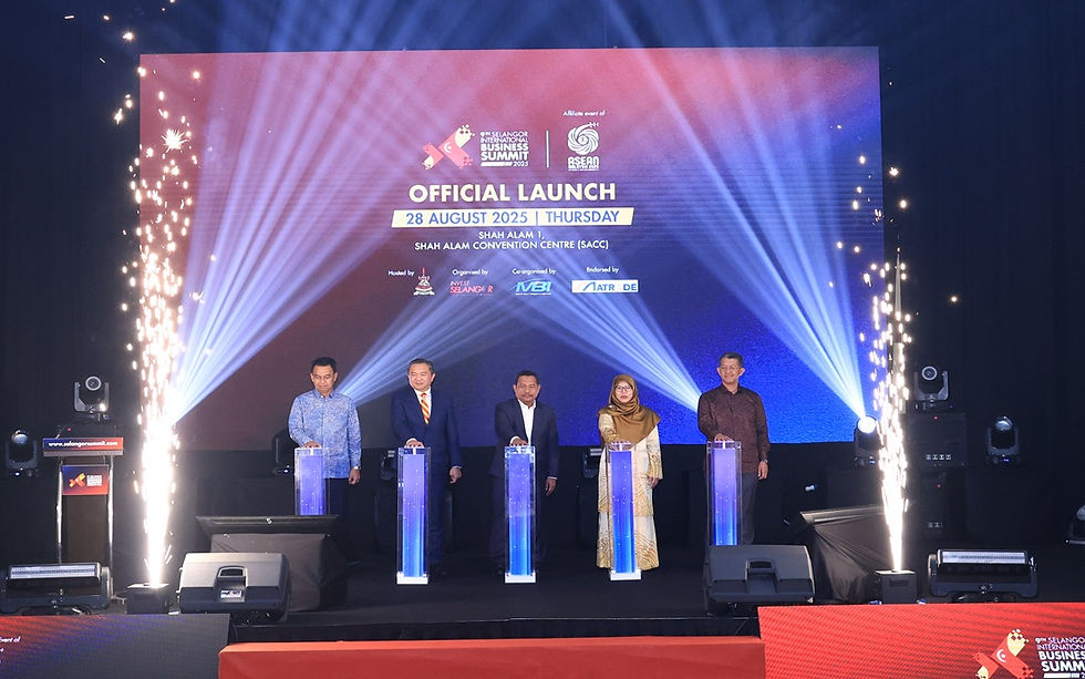 From left: Yang Berbahagia Dato’ Ts. Saipolyazan bin M Yusop, Group Chief Executive Officer of MBI Selangor; Yang Berhormat Tuan Ng Sze Han, Selangor State Executive Councillor for Investment, Trade & Mobility; Yang Berhormat Dato’ Dr. Ahmad Fadzli bin Ahmad Tajuddin, Selangor State Secretary; Yang Berhormat Puan Anfaal binti Saari, Selangor State Executive Councillor for Women Empowerment and Social Welfare; Yang Berbahagia Dato’ Hasan Azhari bin Haji Idris, Chief Executive Officer of Invest Selangor Berhad at the Official Launch of Selangor International Business Summit (SIBS) 2025