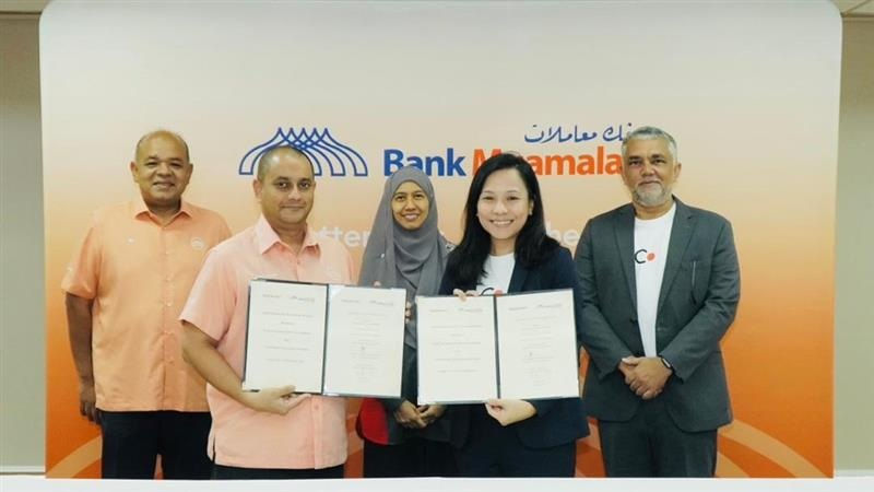 From left: Datuk Khairul Kamarudin, PCEO of Bank Muamalat; Dato’ Nazir, Director of Commercial Banking, Bank Muamalat; Mrs. Juanita Rusmini, COO of SJPP; Ms. Chan Tse Ning, Country Executive of TASConnect; and Mr. Kingshuk Ghoshal, CEO of TASConnect, at the MoU Signing Ceremony between Bank Muamalat and TASConnect to accelerate SME financing access through digital innovation.