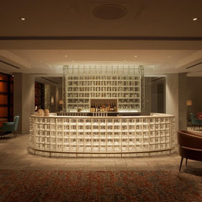 Loin des années 90, le pavé de verre est pourtant de retour