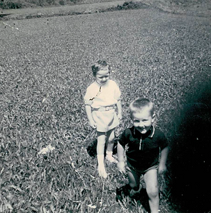 Photo d’archive en noir et blanc de Frédéric Mehaye enfant, découvrant la vigne dans les années 70, racines du projet SIPIAN entre Médoc et transmission familiale.
