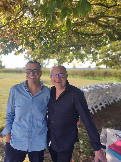 Moment complice entre Fred et Nicolas Vivas, au cœur des vignes de SIPIAN — l’esprit d’accueil à la française, version élégante et solaire.