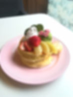 春のパンケーキ Spring pancake topped with strawberry and green tea ice cream