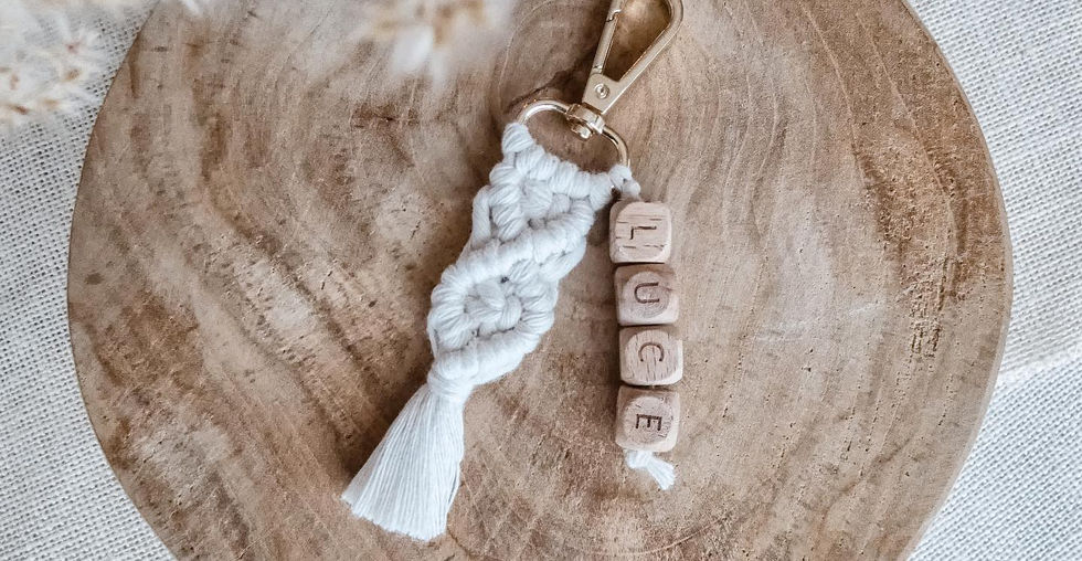 porte clefs écru personnalisé en macramé, avec prenom Luce en perles en bois