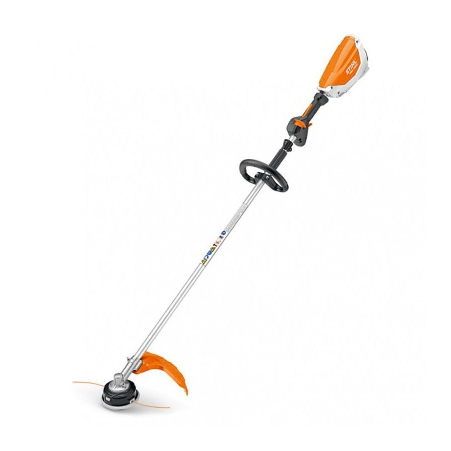 Débroussailleuse Stihl moderne orange et blanche sur fond blanc.