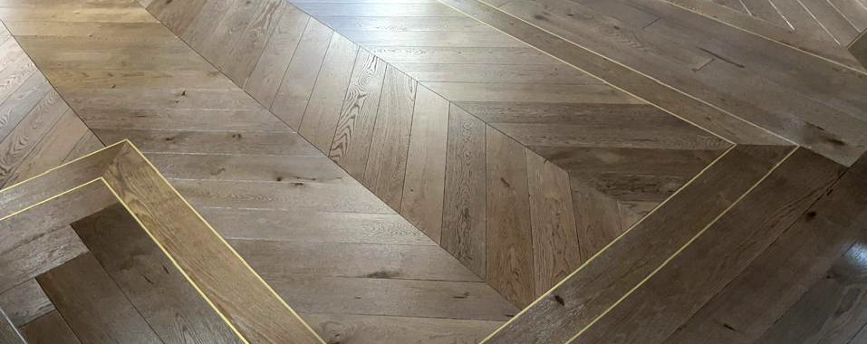 Model de parchet geometric herringbone într-un living modern, elegant