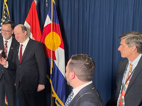 州長警告削減醫療補助的影響,批評聯邦關稅政策,敦促 ICE 提高透明度