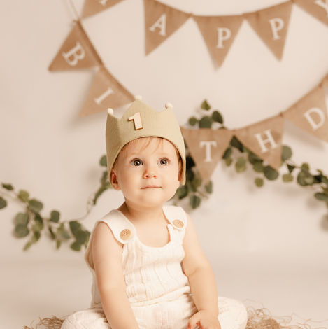 Photographe bébé anniversaire à Bonnut près de Pau, portrait d’enfant avec couronne et décor d’anniversaire en studio.