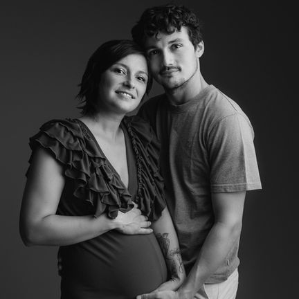 Portrait grossesse en noir et blanc réalisé par photographe spécialisée à Bonnut, proche d’Orthez et Dax, couple attendant un bébé.