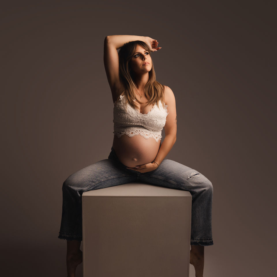 Femme enceinte, six ans, Jean et brassière blanche–séance, photo, grossesse, artistique en studio à Bonnut