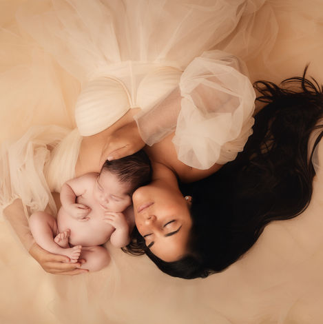 Séance photo maman et nouveau-né en studio à Bonnut (à 1h de Pau), portrait artistique en tons beige et crème.