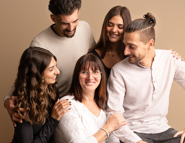 Séance photo famille en studio, portrait de groupe chaleureux et spontané