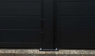 Sleek-horizontal-aluminum-privacy-fence-5-1030x688_edited.jpg