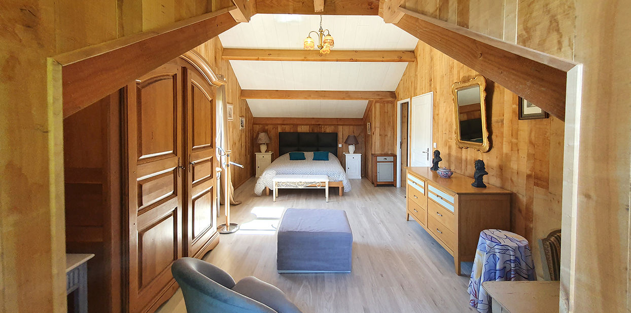 Vacation rentals with lake access in France