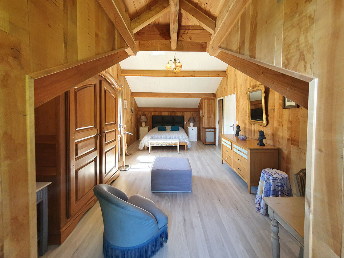 Gîte-PMR-en-Dordogne-avec-accès-plain-pied-au-bord-d-un-étang