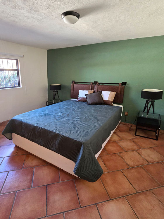 Habitación con cama matrimonial en casa de vacaciones para escapada de fin de semana en León