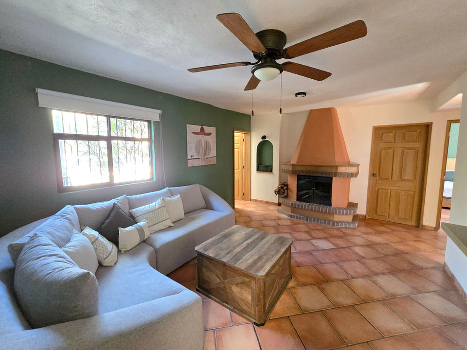 Sala cómoda con TV y wifi en cabaña en la sierra cerca de León