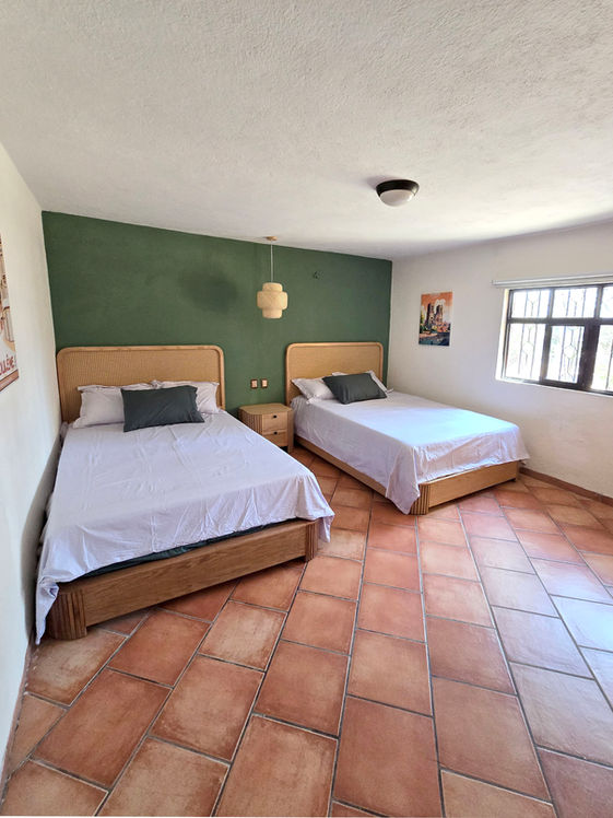 Habitación familiar con 2 camas matrimoniales, ideal para fin de semana en familia en León