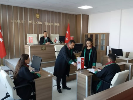 Boşanma avukatları mahkeme salonunda