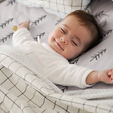 Bébé heureux qui dort