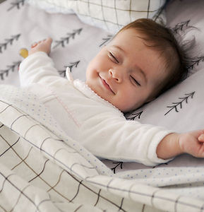 Bébé heureux qui dort