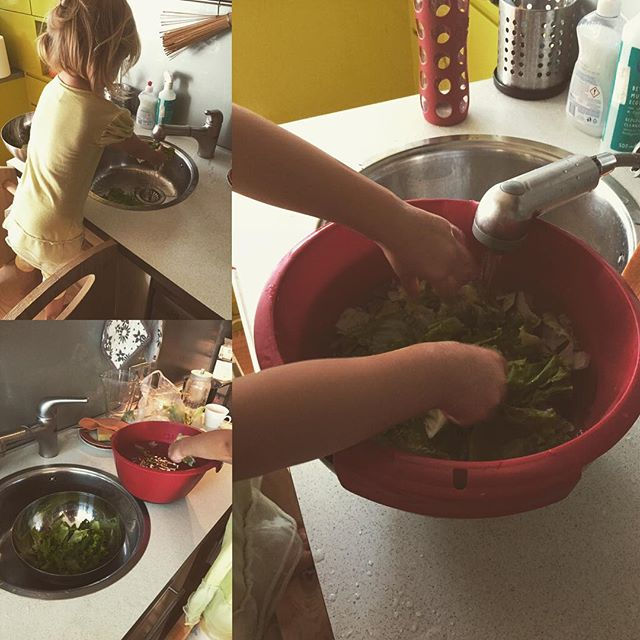 Our little helper 😍😍 #pomagavček #learningtower #labirintzivljenja #kidscooking