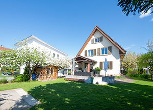 Luftaufnahme eines Einfamilienhauses, das von TAGEMO Immobilien verkauft wird